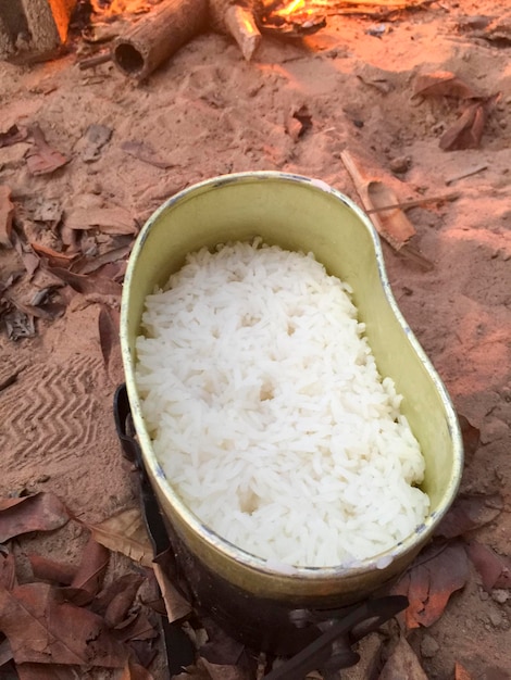 Reis im Lagertopf nach dem Kochen auf Sand