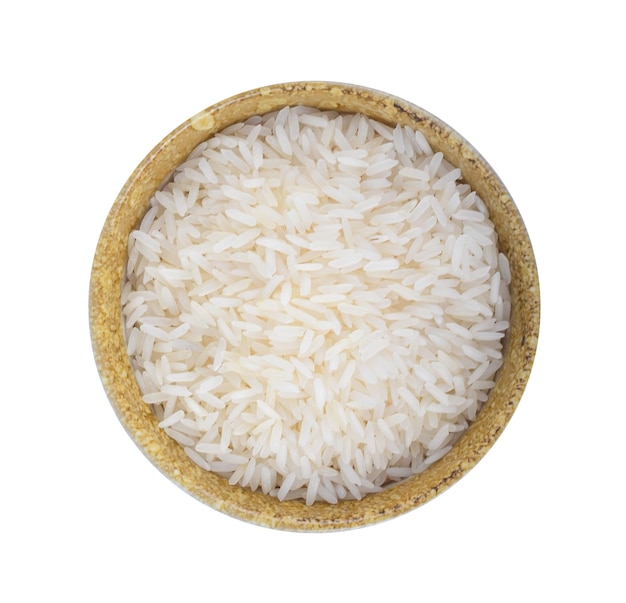 Reis in einer Schüssel, isoliert auf weißem Hintergrund