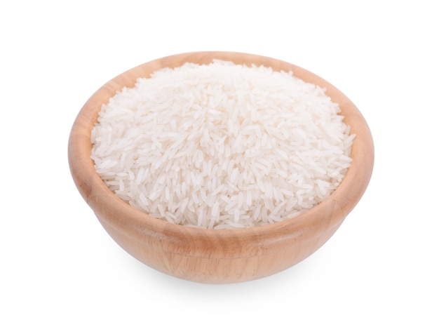 Reis in Schüssel auf weißem Hintergrund