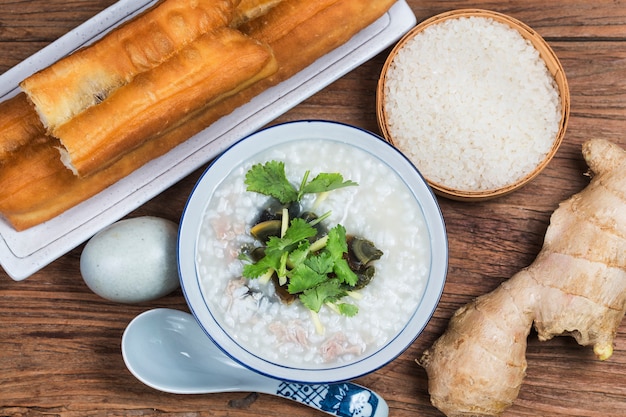 Reis konservierte chinesischen Reisbrei des mageren Fleischbreis des Eies, chinesisches traditionelles gesundes Frühstück