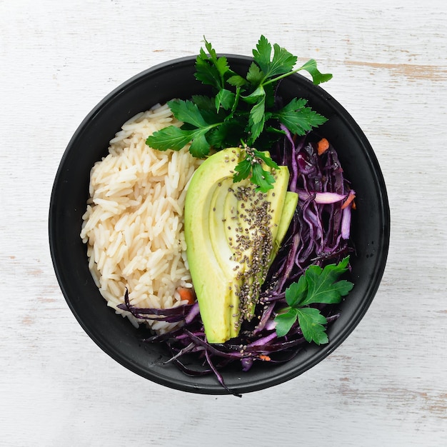 Reis mit Avocado und Kohl Gesundes Essen Draufsicht auf weißem Holzhintergrund Freier Kopierplatz