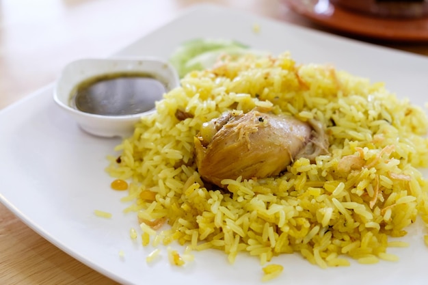 Reis mit Curry-Hähnchen-Biryani mit Sauce