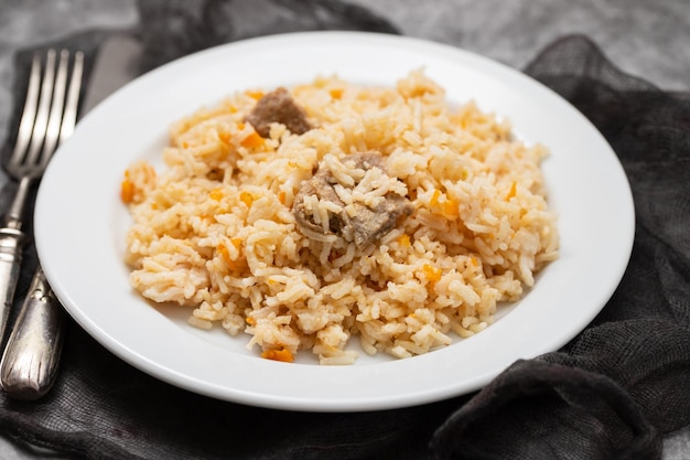 Reis mit Gemüse und Fleisch auf weißer Platte