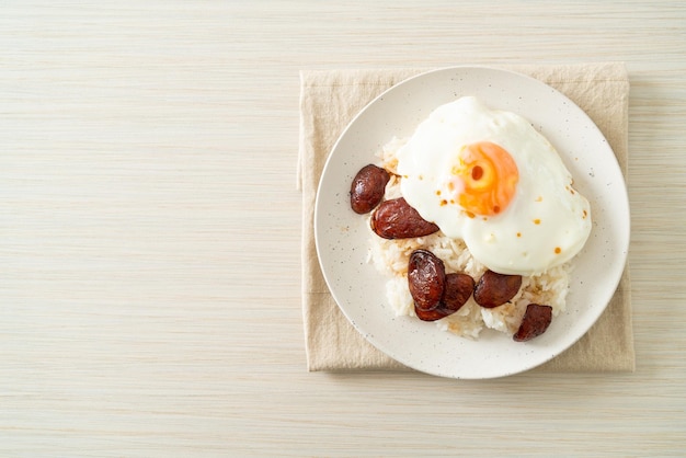 Reis mit Spiegelei und chinesischer Wurst Hausgemachte Speisen im asiatischen Stil