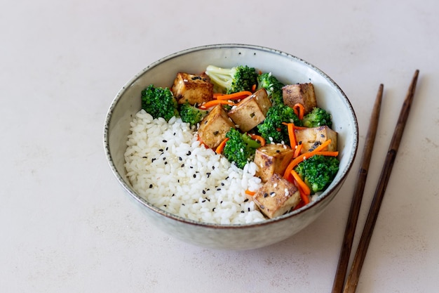 Reis mit Tofu, Brokkoli, Karotten und Sesam Bowl Gesunde Ernährung Vegetarisches Essen