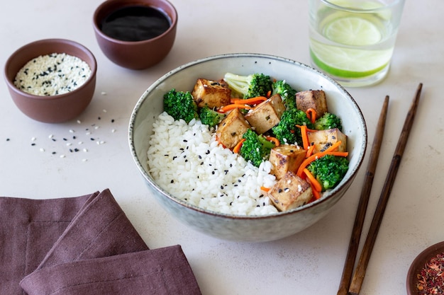 Reis mit Tofu, Brokkoli, Karotten und Sesam Bowl Gesunde Ernährung Vegetarisches Essen