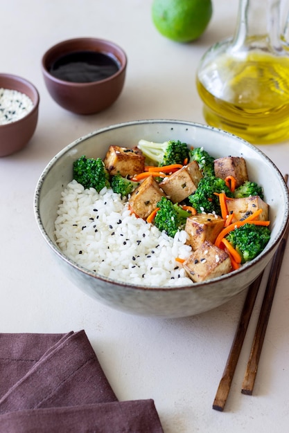 Reis mit Tofu, Brokkoli, Karotten und Sesam Bowl Gesunde Ernährung Vegetarisches Essen