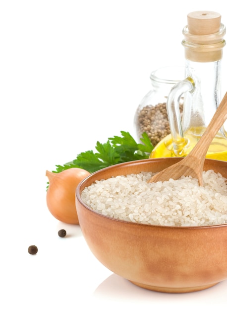 Reis und gesundes Essen isoliert auf weißer Oberfläche