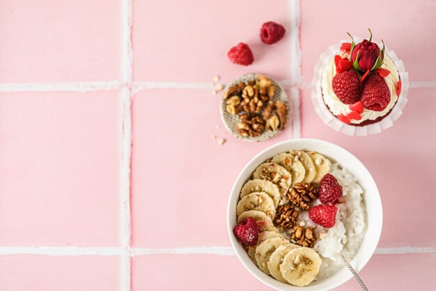 Reisbrei mit Banane und Himbeeren