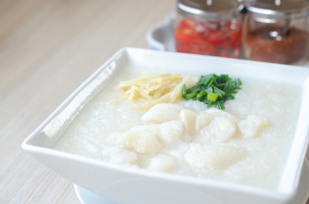 Reisbrei mit Fisch. Fisch Congee. Asien Essen