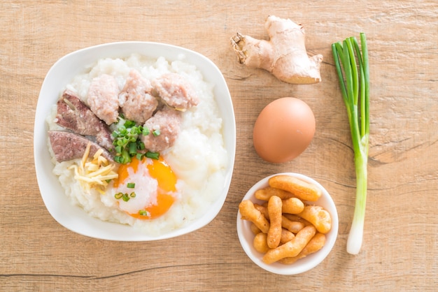 Reisbrei mit Schweinefleisch und Ei