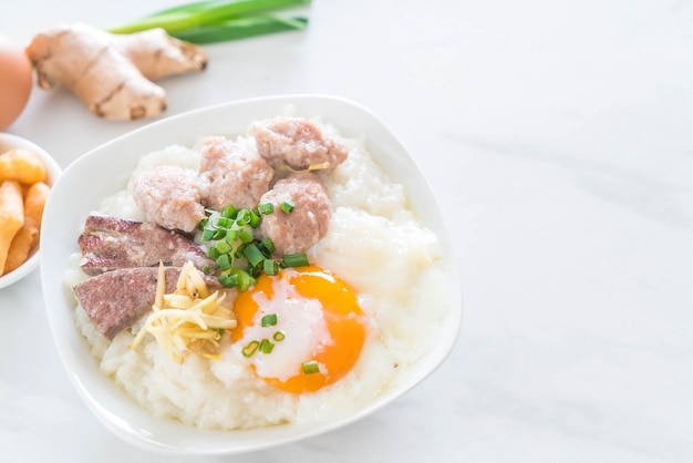 Reisbrei mit Schweinefleisch und Ei