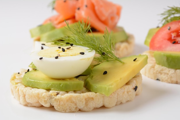 Reisbrot Knusprig gezüchtete Avocado, gekochte Eierscheiben und frischer Dill