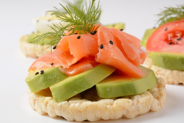 Reisbrot Knusprig gezüchtete Avocado-Lachsscheiben und frischer Dill