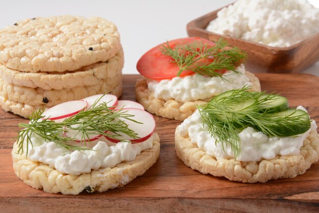 Reisbrot Knusprig gezüchtete Rettichscheiben Tomaten- und Gurkenscheiben Hüttenkäse und frischer Dill