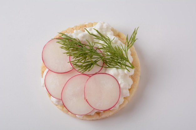 Foto reisbrot knusprige rettichscheiben hüttenkäse und frischer dill