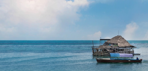 Reise. Cafe auf dem Wasser im Meer