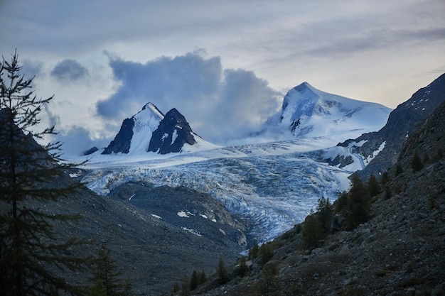 Reise durch die Altai-Berge, die erstaunliche Natur der Berggipfel, die Flüsse und Bäche, die vom Berghang herab fließen, Republik Altai, Russland