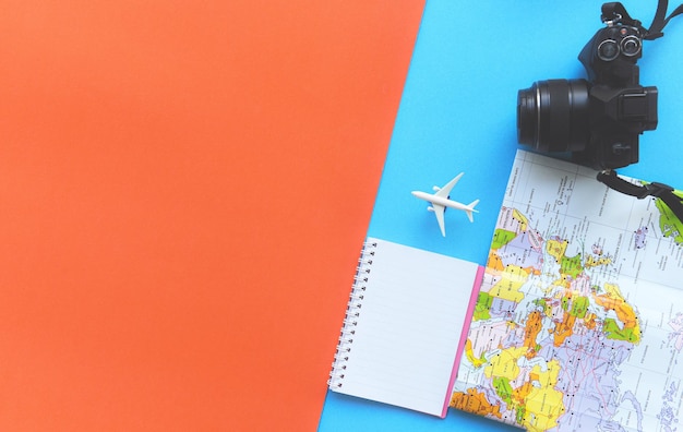 Foto reise-hintergrundkonzept planung wichtige urlaubsreiserzeugnisse in rucksäcken reisezubehör mit kamera-karte und notizbuch für das flugzeug reisende