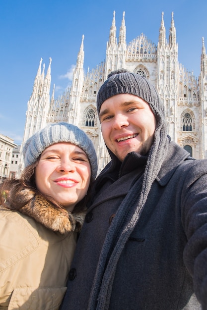 Reise-, Italien- und lustiges Paarkonzept - glückliche Touristen, die ein Selbstporträt mit Tauben vor dem Dom, Mailand nehmen