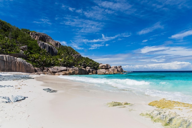 Reise-, Meereslandschafts- und Naturkonzept - Inselstrand im Indischen Ozean auf den Seychellen