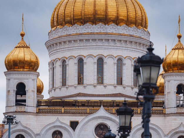 Foto reise nach moskau russland haupttouristenattraktionen blick auf die kathedrale christi des erlösers im zentrum der stadt bewölkt tag