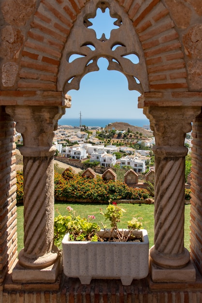 Reise Sightseeing in Spanien mit Blick durch Schlossfenster