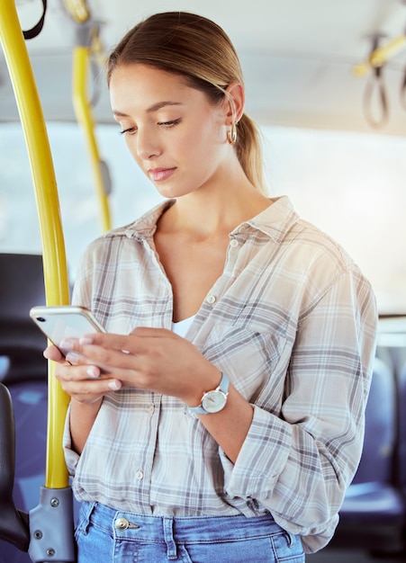 Reise-Smartphone und Frau in einem Bus oder öffentlichen Verkehrsmitteln, die Online-Nachrichten aus sozialen Medien oder Informationen zur Website der Stadt lesen Junge Person mit 5-g-Handy im Zug mit Lens Flare, um uns zu kontaktieren