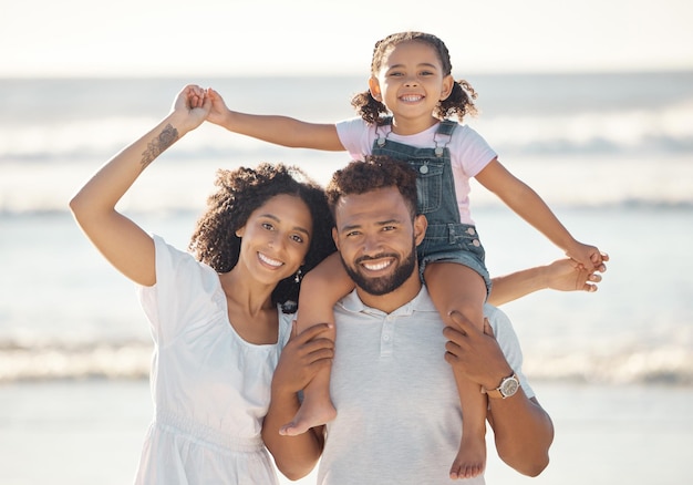 Reise Sommer- und Familienstrandporträt mit Kind und Eltern in friedlicher Urlaubspause Glückliche Mutter und Vater mit kleiner Tochter genießen einen erholsamen Urlaubsspaziergang am Meer in Mexiko