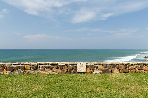 Reise-, Tourismus-, Meereslandschafts- und Sommerferienkonzept - Blick auf das Meer oder den Ozean auf Sri Lanka