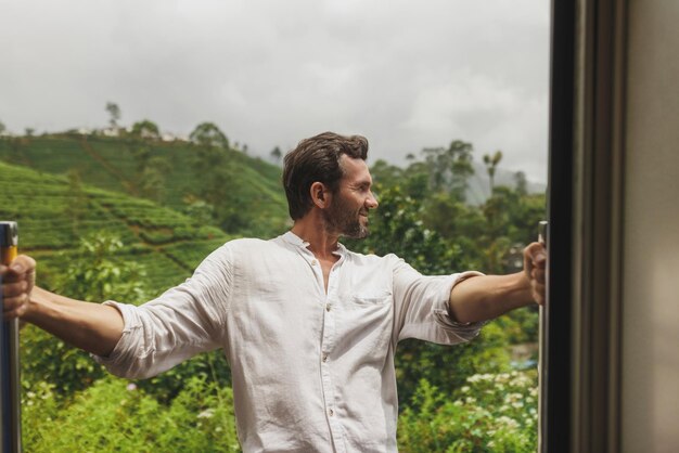 Foto reise und erkundung von touristen mit dem zug zu berühmten sehenswürdigkeiten in sri lanka