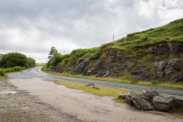 reise- und landschaftskonzept - asphaltstraße in connemara in irland