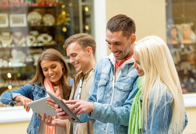 reise-, urlaubs-, technologie- und freundschaftskonzept - gruppe lächelnder freunde mit tablet-pc-computern in der stadt