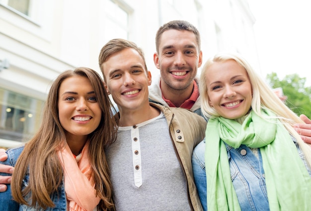 reise-, urlaubs- und freundschaftskonzept - gruppe lächelnder freunde in der stadt