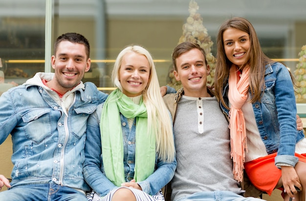 reise-, urlaubs- und freundschaftskonzept - gruppe lächelnder freunde in der stadt