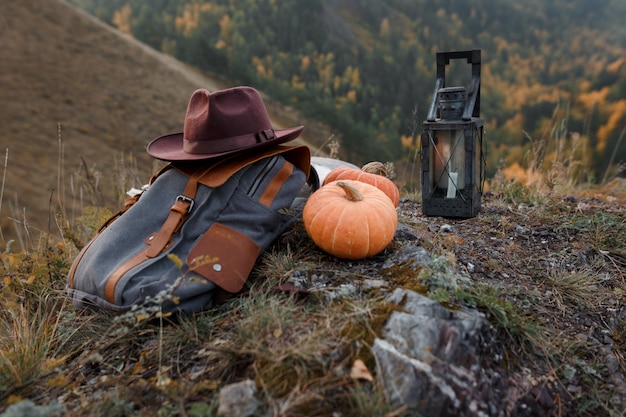 Reiseaccessoires auf einem Berggipfel