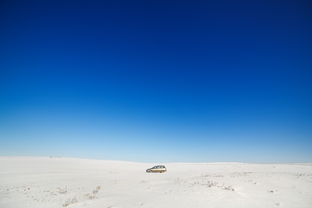 Reiseauto auf schneebedeckter Straße.