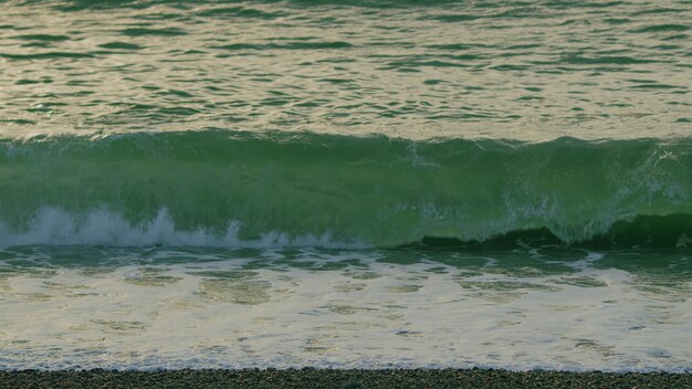 Foto reisebeginn ozeanwasser und dramatische sonne unter dem meer wasserlandschaft sommer sonnenuntergang meereslandschaft