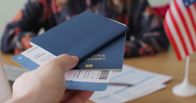 Foto reisebüroleiter stellt tickets für reisen in andere länder im ausland aus