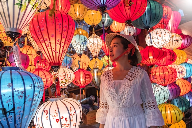 Reisefrau, die Laternen in Hoi An, Vietnam wählt