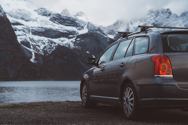 Reisekonzept Auto auf dem Hintergrund schneebedeckter Berge und Seen