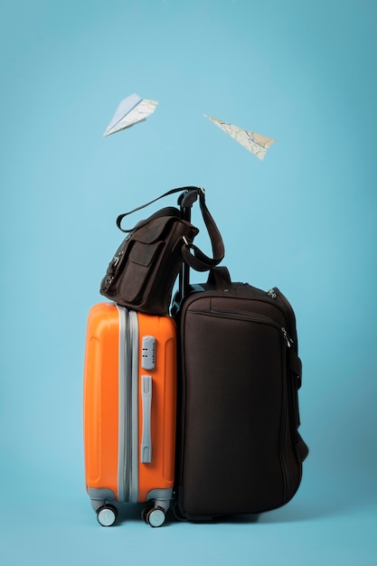 Foto reisekonzept mit gepäck- und papierflugzeugen