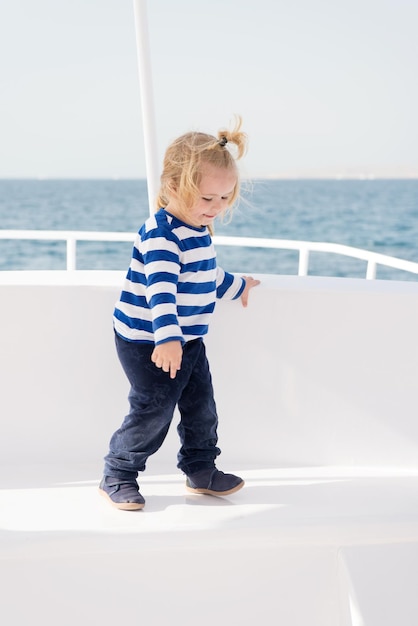 Reisekonzept Reise des kleinen Kindes auf Luxusyacht Junge Seemannsreise auf dem Seeweg Reisen ist die beste Bildung