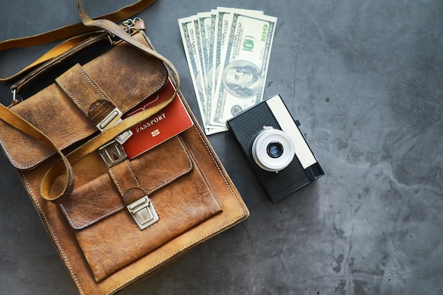 Reisekonzept Reisetasche mit Dokumenten Urlaubsset dokumentiert Geld