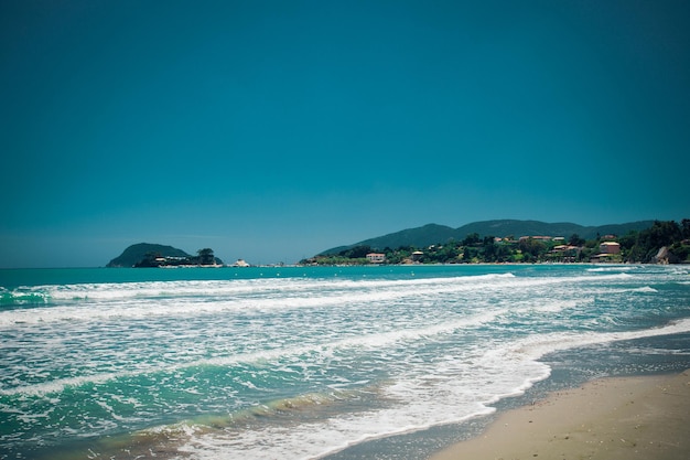 Reisekonzept Sandstrand an einem sonnigen Sommertag