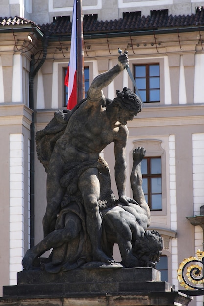 Reisekonzept - Statue auf dem Portal vom Schloss in Prag