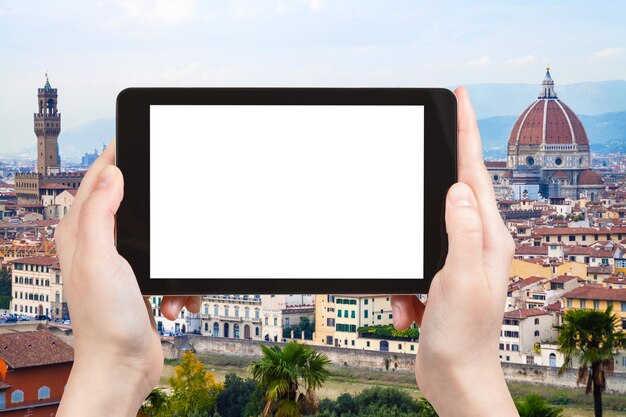 Reisekonzept - Touristenfotos Florenz Abend Skyline auf Tablet mit ausgeschnittenem Bildschirm mit leerem Platz für Werbung in Italien