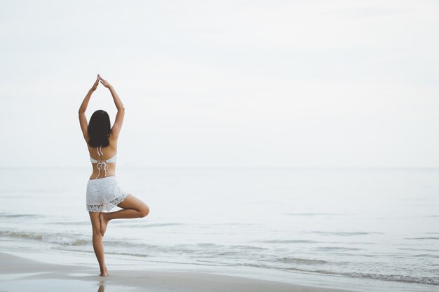 Reisen Frau Yoga am Strand