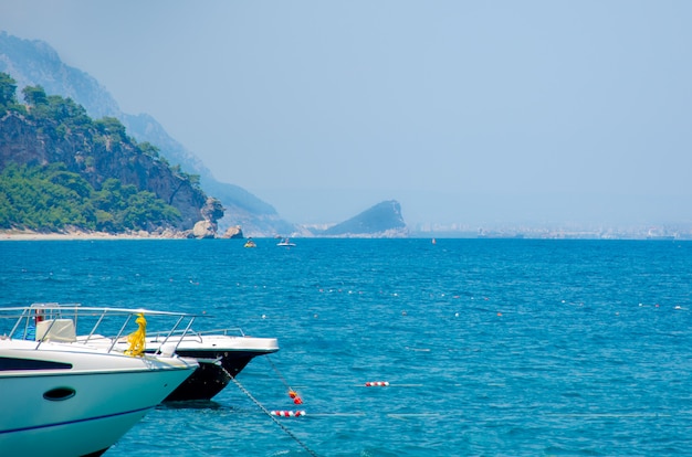 Reisen in der Nähe der Insel auf einer Yacht