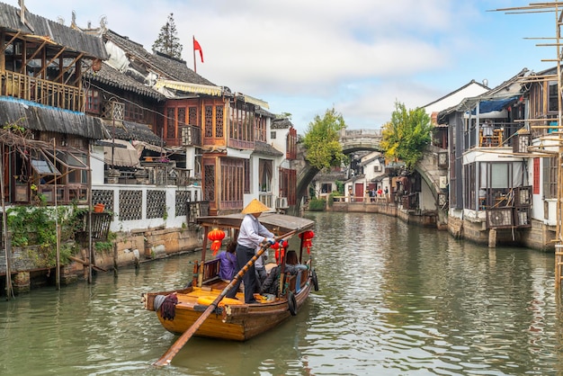 Reisen in der Steinbrücke Boot und Wasser Stadt im Dorf Zhouzhuang in der Stadt Shanghai China